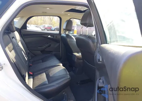 2012 Ford Focus Titanium z USA, uszkodzony, nr VIN 1FAHP3J20CL102648